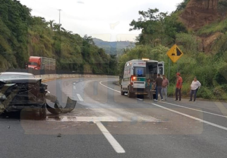 SE IMPACTA CONTRA LA BARRERA DE CONTENCIÓN DE LA AUTOPISTA