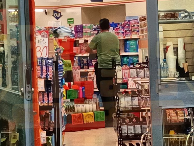 LO ATORA LA POLICIA MUNICIPAL AL ROBAR EN LA FARMACIA GUADALAJARA