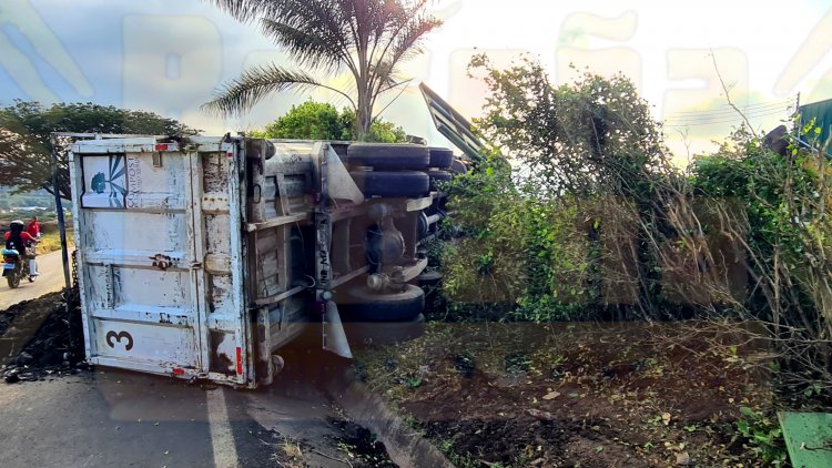 SALVA SU VIDA CHÓFER AL VOLCAR SU CAMIÓN