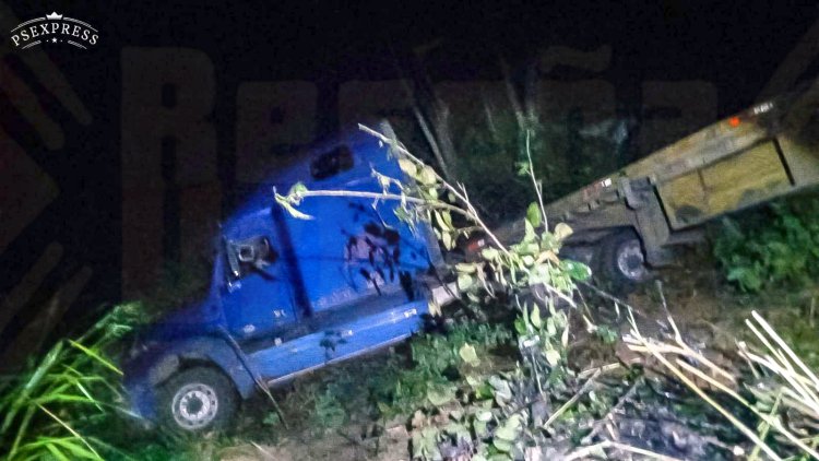 TRÁILER SE DESBARRANCA EN LA CARRETERA FEDERAL 200 TPC-PTO VALLARTA