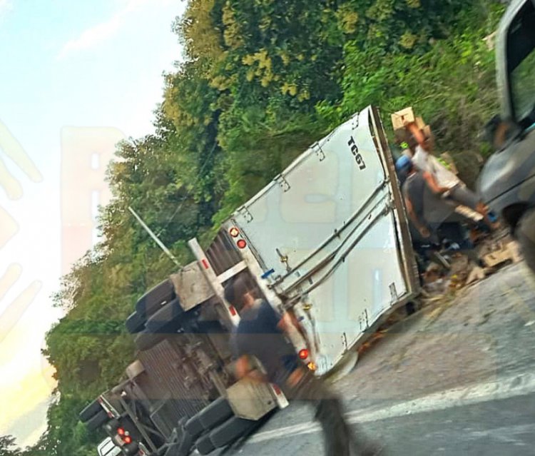 VUELCA TRÁILER EN LA CARRETERA FEDERAL 15 TEPIC - MAZATLÁN