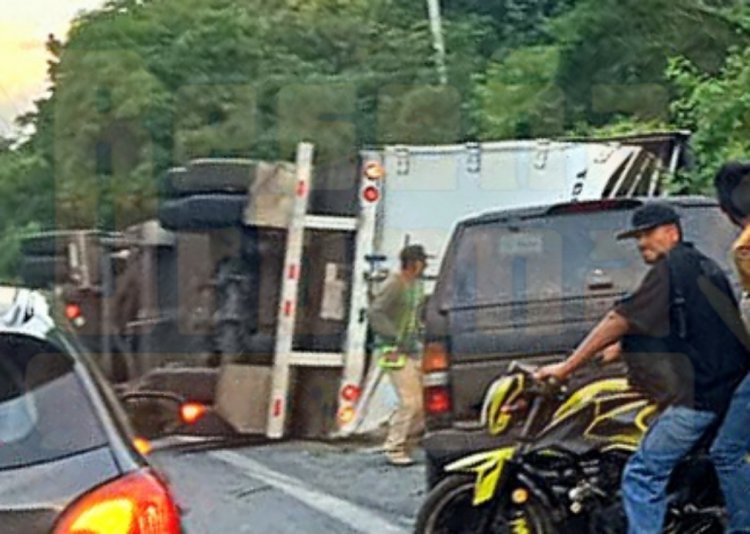 VUELCA TRÁILER EN LA CARRETERA FEDERAL 15 TEPIC - MAZATLÁN