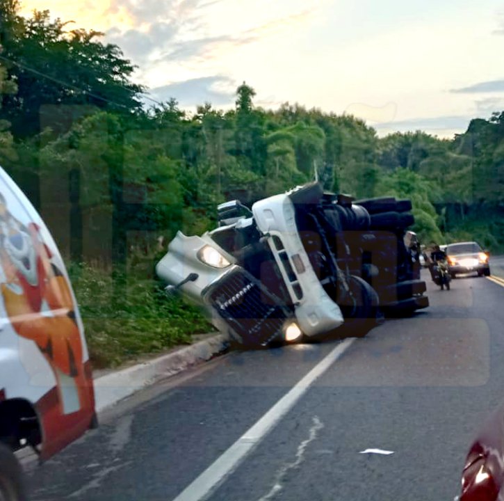 VUELCA TRÁILER EN LA CARRETERA FEDERAL 15 TEPIC - MAZATLÁN