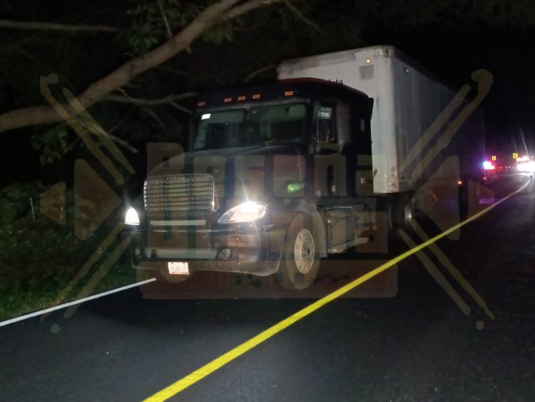 QUEDA DESTROZADO MOTOCICLISTA AL PASARLE POR ENCIMA UN TRÁILER