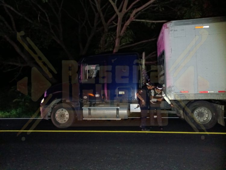 QUEDA DESTROZADO MOTOCICLISTA AL PASARLE POR ENCIMA UN TRÁILER