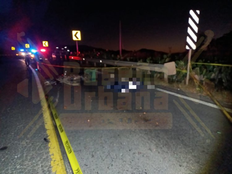 QUEDA DESTROZADO MOTOCICLISTA AL PASARLE POR ENCIMA UN TRÁILER