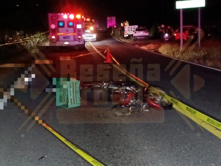 QUEDA DESTROZADO MOTOCICLISTA AL PASARLE POR ENCIMA UN TRÁILER