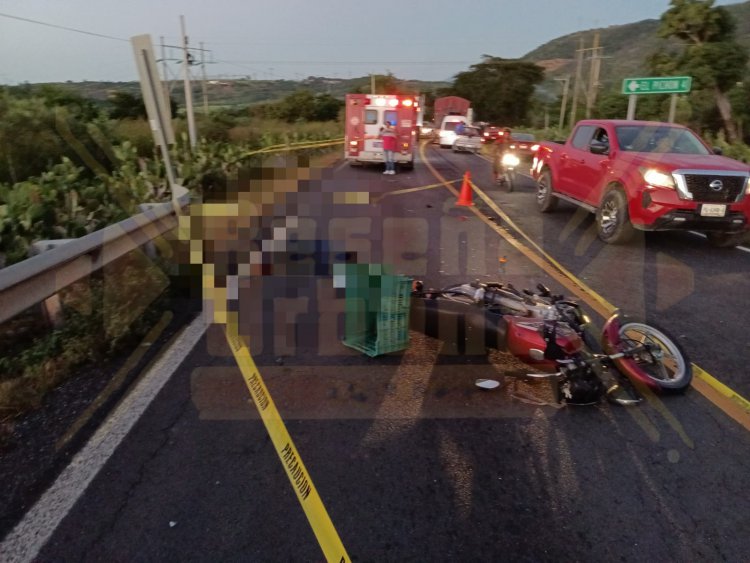 QUEDA DESTROZADO MOTOCICLISTA AL PASARLE POR ENCIMA UN TRÁILER