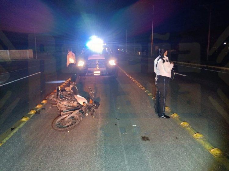 UNA PIEDRA LOS HACE CAER DE SU MOTOCICLETA