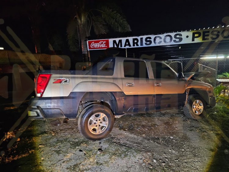 QUEDA PRENSADA UNA FEMENINA EN ACCIDENTE EN EL LIBRAMIENTO