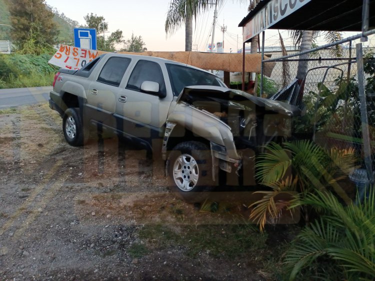 QUEDA PRENSADA UNA FEMENINA EN ACCIDENTE EN EL LIBRAMIENTO