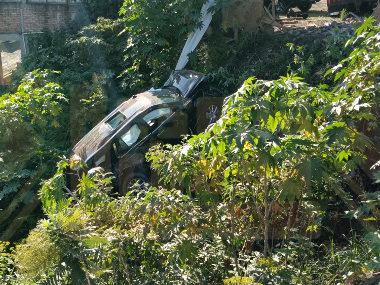 QUEDA PRENSADA UNA FEMENINA EN ACCIDENTE EN EL LIBRAMIENTO