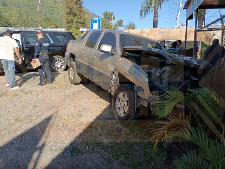 QUEDA PRENSADA UNA FEMENINA EN ACCIDENTE EN EL LIBRAMIENTO