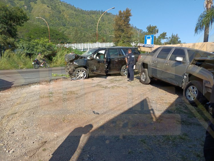 QUEDA PRENSADA UNA FEMENINA EN ACCIDENTE EN EL LIBRAMIENTO