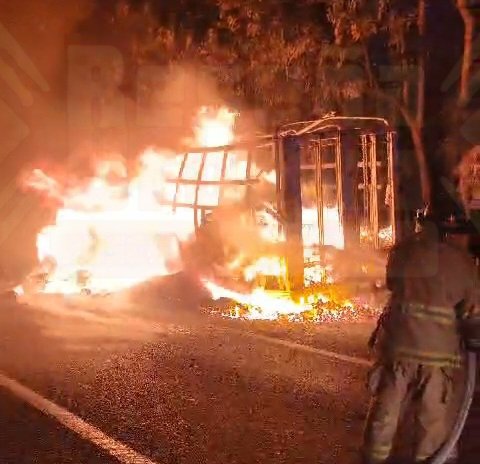 SE PRENDE CAMIÓN EN LA AUTOPISTA TPC-MZT