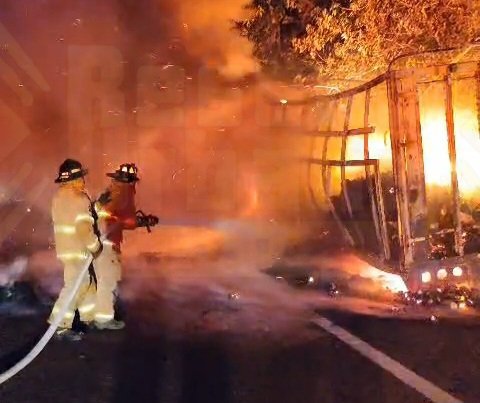 SE PRENDE CAMIÓN EN LA AUTOPISTA TPC-MZT