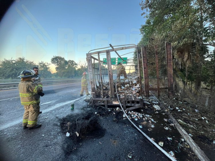 SE PRENDE CAMIÓN EN LA AUTOPISTA TPC-MZT