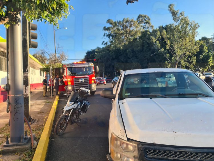 CON CAGUAMA EN MANO ARROLLA A MOTOCICLISTAS