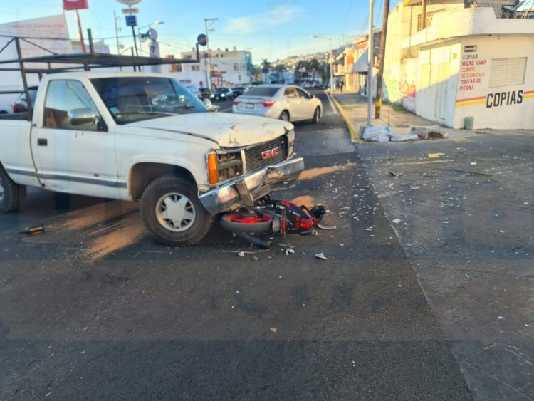 CON CAGUAMA EN MANO ARROLLA A MOTOCICLISTAS