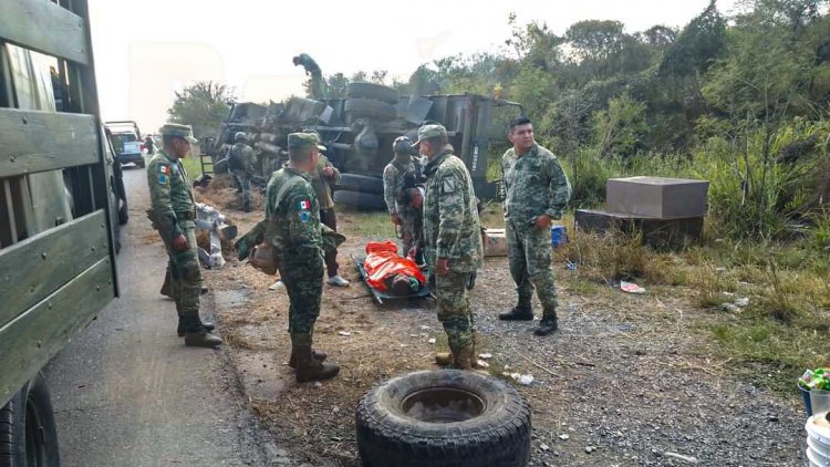 19 SOLDADOS LESIONADOS AL VOLCAR CAMIÓN EN CARRETERA VICTORIA-MONTERREY