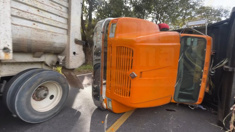 VOLCADURA DE CAMIÓN CAÑERO EN LA CARRETERA 200 TPC-PTO VALLARTA