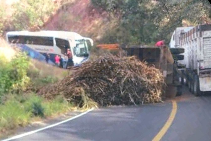 VOLCADURA DE CAMIÓN CAÑERO EN LA CARRETERA 200 TPC-PTO VALLARTA