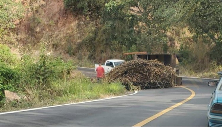 VOLCADURA DE CAMIÓN CAÑERO EN LA CARRETERA 200 TPC-PTO VALLARTA