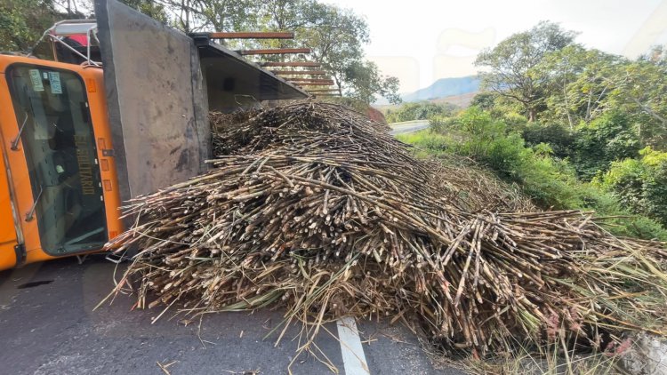 VOLCADURA DE CAMIÓN CAÑERO EN LA CARRETERA 200 TPC-PTO VALLARTA