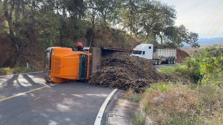 VOLCADURA DE CAMIÓN CAÑERO EN LA CARRETERA 200 TPC-PTO VALLARTA