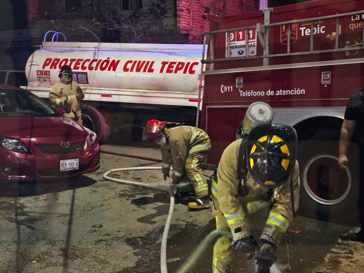 CORTO CIRCUITO DE UN DIABLITO, PROVOCA VORAZ INCENDIO