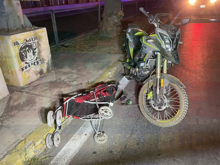 MOTOCICLETA ATROPELLA A FEMENINA EMBARAZADA Y CON OTRA BEBE