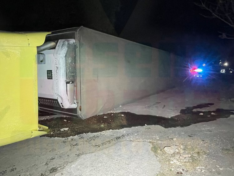 TRÁILER CAE A UNA ZANJA Y SE VOLCA EN LA FEDERAL 15