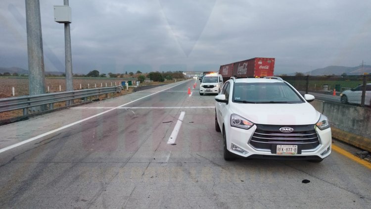 SUBURBAN LE AVIENTA BLOQUE A CAMIONETA EN LA PISTA GDL-TPC