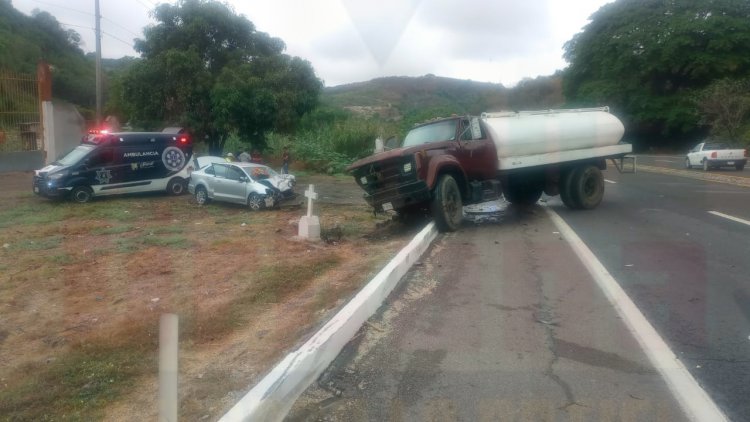 DEJA A FEMENINA LESIONADA AL DAR VUELTA EN U EN LA PISTA TPC-MZT