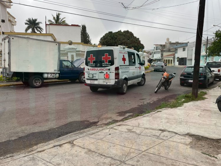 CAE CARRO ENCIMA DE MECÁNICO EN LA PROVINCIA