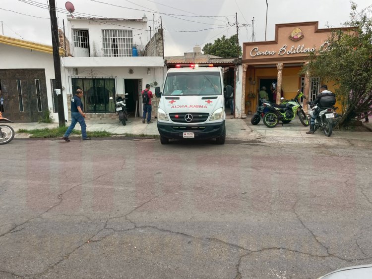 CAE CARRO ENCIMA DE MECÁNICO EN LA PROVINCIA