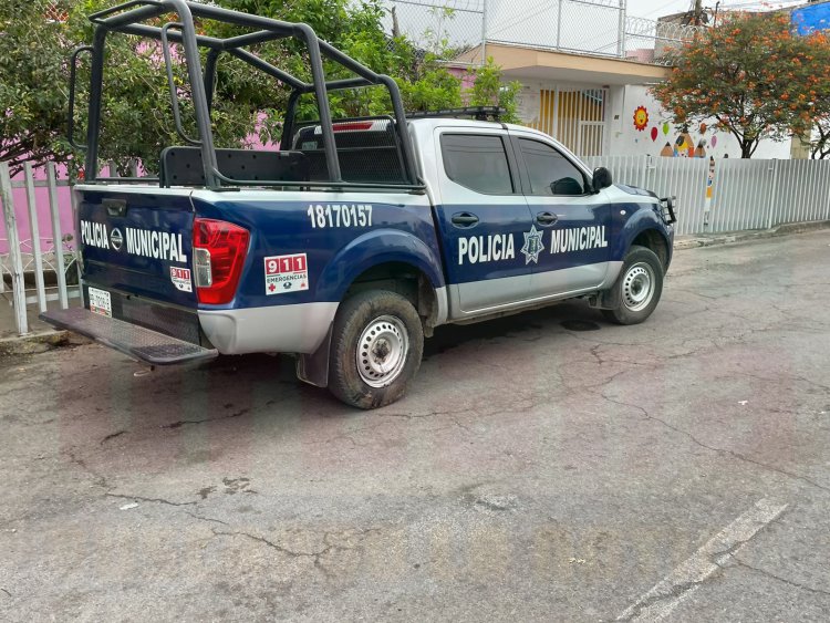 CAE CARRO ENCIMA DE MECÁNICO EN LA PROVINCIA