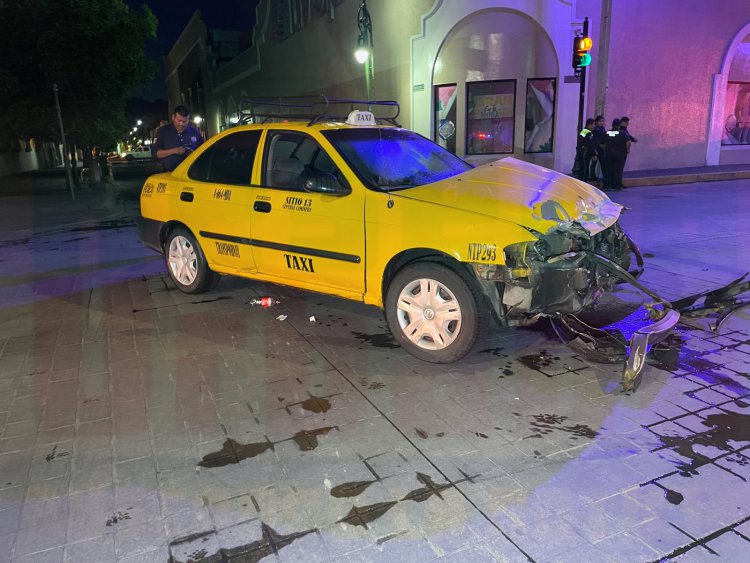 DOS LESIONADOS DEJA VOLCADURA EN EL CENTRO DE ESTA CIUDAD