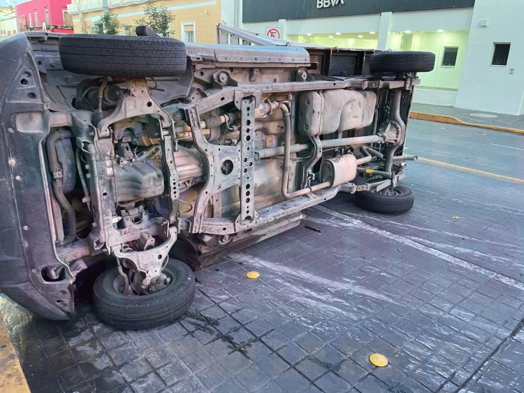 DOS LESIONADOS DEJA VOLCADURA EN EL CENTRO DE ESTA CIUDAD