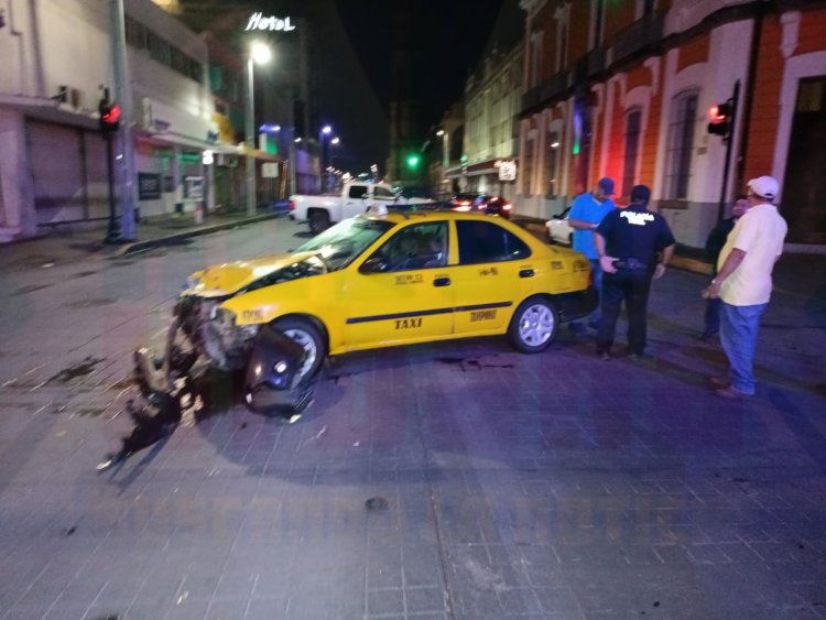 DOS LESIONADOS DEJA VOLCADURA EN EL CENTRO DE ESTA CIUDAD