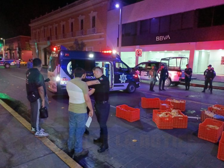 DOS LESIONADOS DEJA VOLCADURA EN EL CENTRO DE ESTA CIUDAD