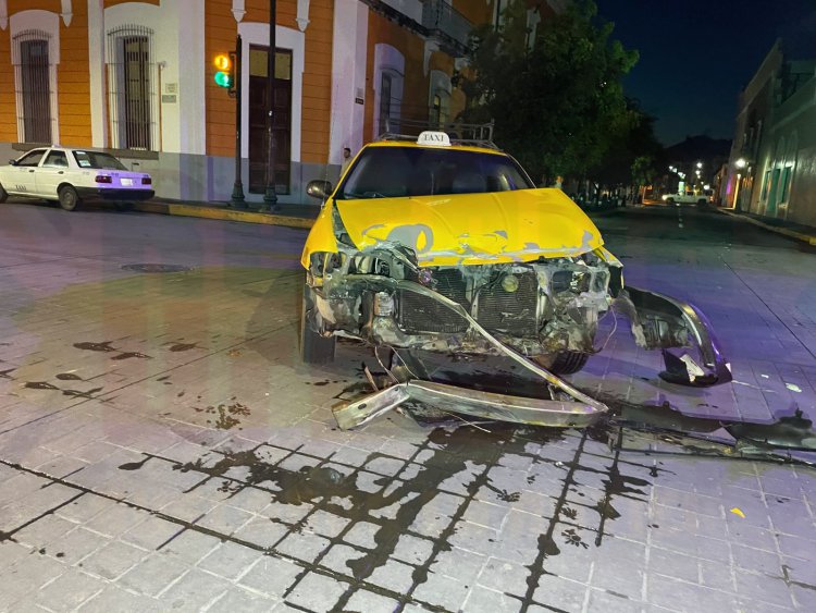 DOS LESIONADOS DEJA VOLCADURA EN EL CENTRO DE ESTA CIUDAD