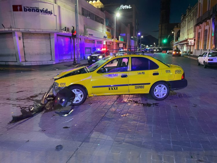 DOS LESIONADOS DEJA VOLCADURA EN EL CENTRO DE ESTA CIUDAD