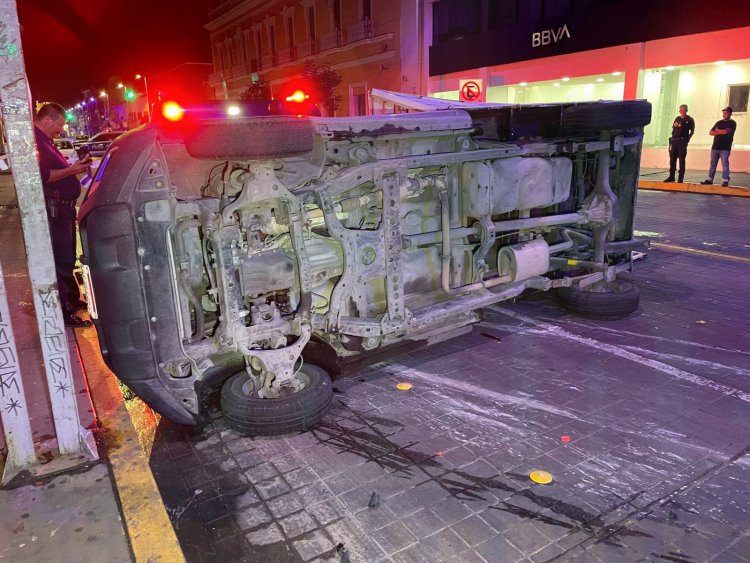 DOS LESIONADOS DEJA VOLCADURA EN EL CENTRO DE ESTA CIUDAD