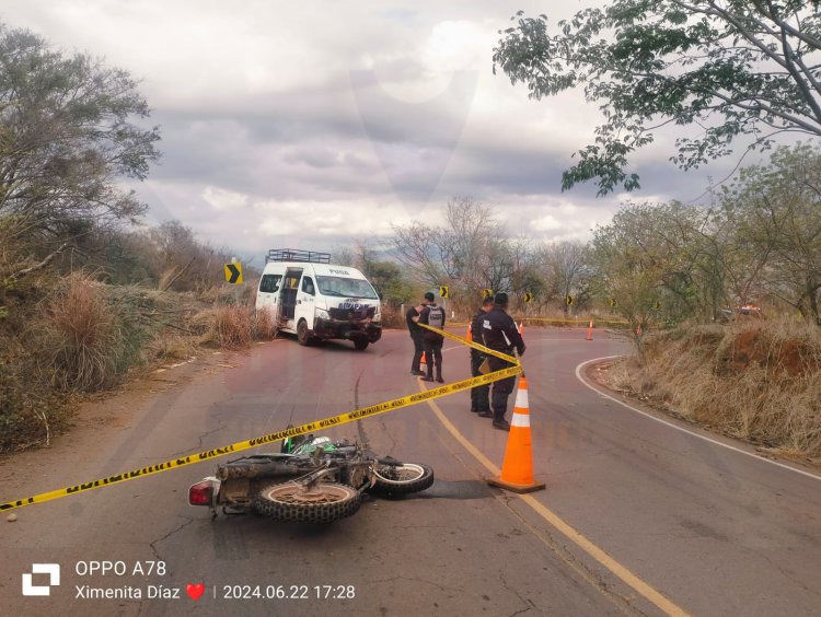 MUERE MOTOCICLISTA AL IMPACTAR UNA COMBI