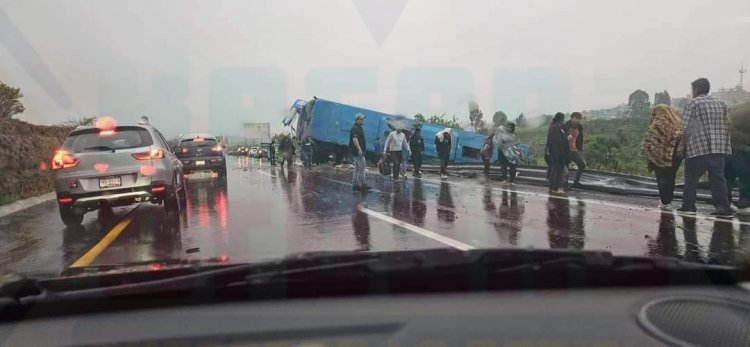 35 LESIONADOS EN VOLCADURA DE AUTOBUS