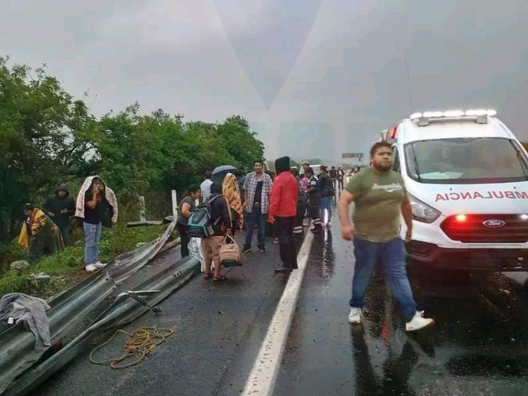 35 LESIONADOS EN VOLCADURA DE AUTOBUS