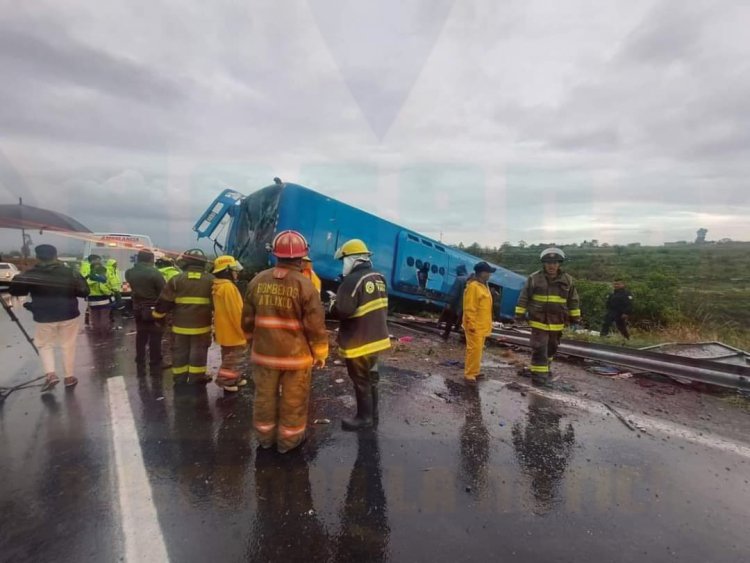 35 LESIONADOS EN VOLCADURA DE AUTOBUS