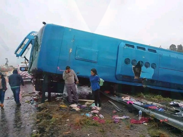 35 LESIONADOS EN VOLCADURA DE AUTOBUS