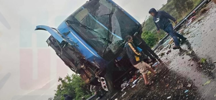 35 LESIONADOS EN VOLCADURA DE AUTOBUS